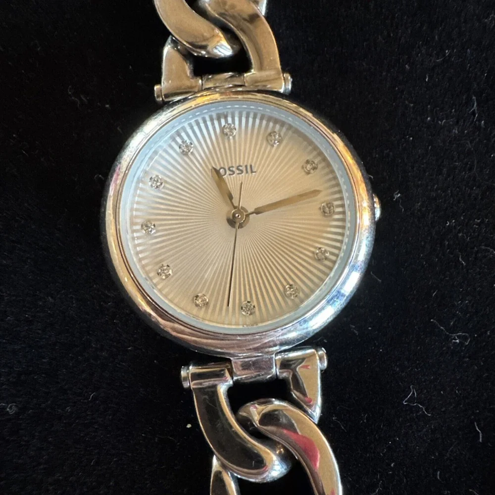 Fossil Women's ES3390 Olive Analog Display Analog Quartz Silver Watch